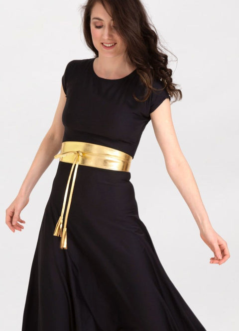 Modelo con vestido negro y Cinturón Ancho Fajín de Piel Dorado