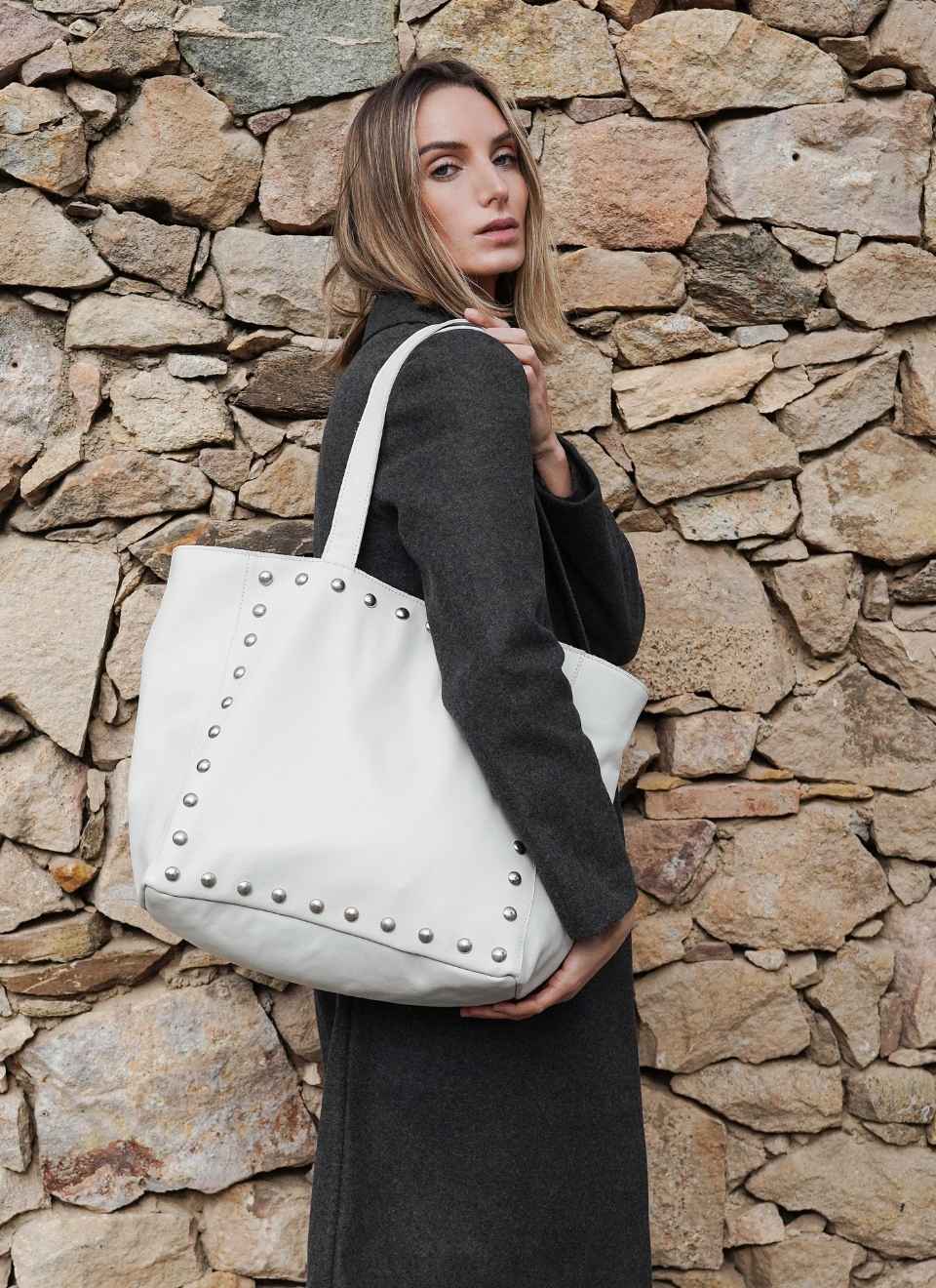 Bolsos blancos piel: la alternativa sorpresa al negro de siempre