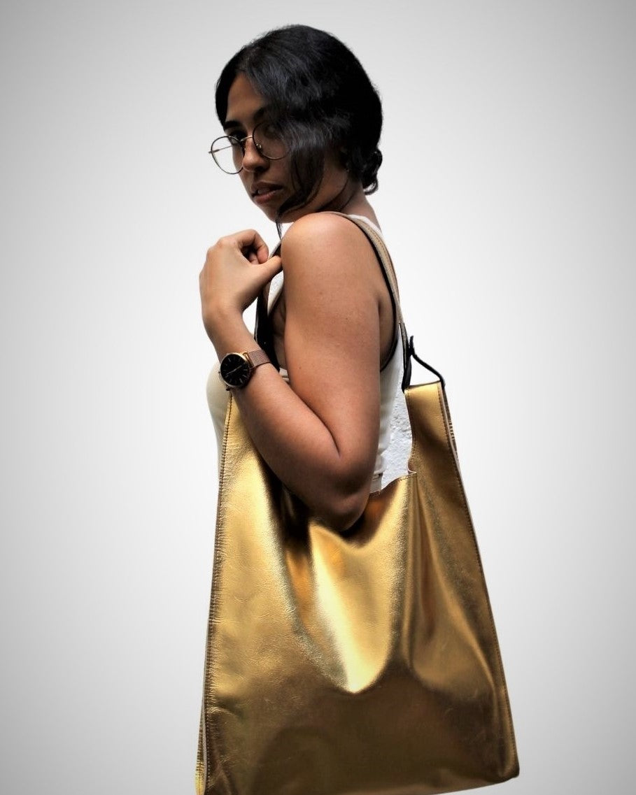 Bolsos dorados, luz y originalidad para tu look