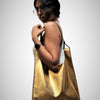Bolsos dorados, luz y originalidad para tu look