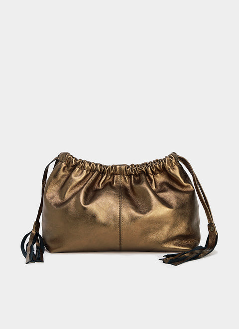 Bolso bronce clutch hecho a mano en nuestro taller con suave y ligera piel metalizada. Este bolso bronce fiesta tiene una encantadora forma y un cierre de cordón terminado con flecos en la misma piel. Su tamaño es perfecto para llevar lo esencial cuando vas a una boda, asistes a una fiesta o quieres estar elegante.