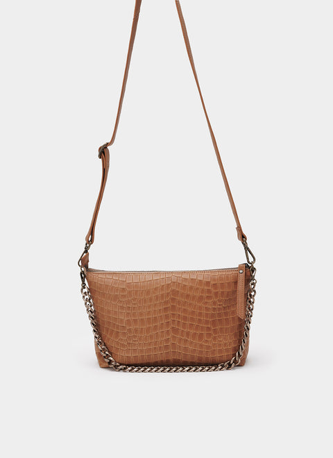 Bolso camel con cadena y asa bandolera visto de frente.