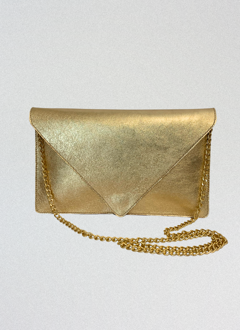 Bolso clutch artesanal dorado en piel de alta calidad, con cadena desmontable en tono dorado. Ideal para combinar con looks de noche.