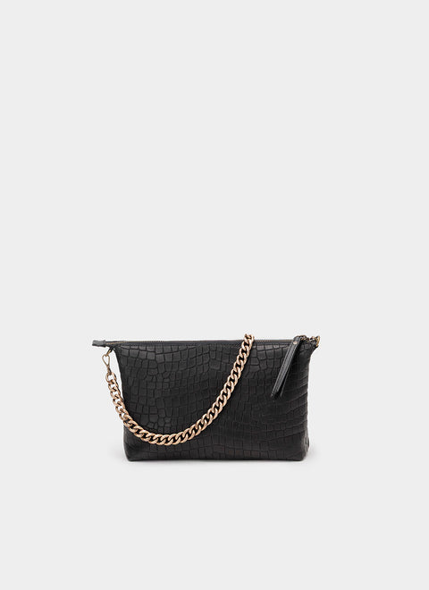 Bolso negro de piel con cadena dorada desmontable.