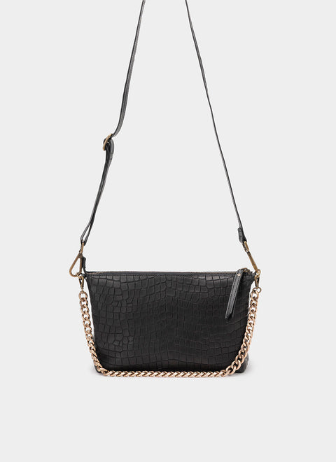 Bolso negro en piel grabada visto de frente, con asa corta con cadena y asa larga bandolera de piel negro 