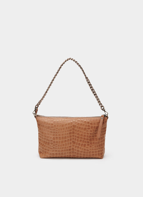 Vista frontal del bolso camel mostrando la cadena desmotable 