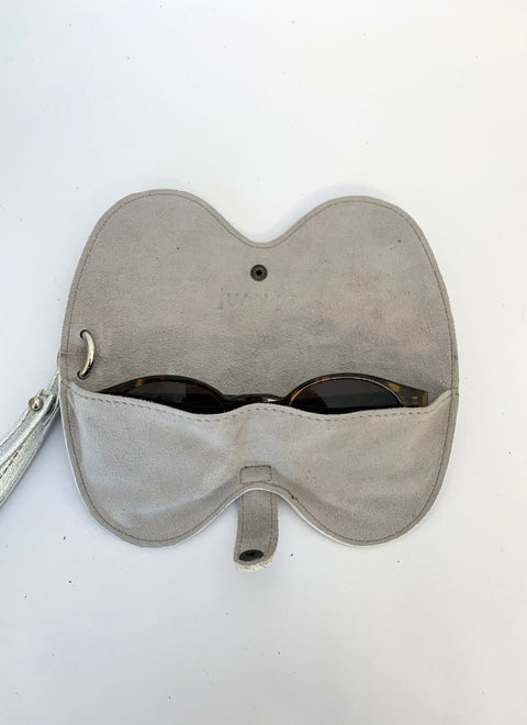 Interior de la funda de gafas mostrando forro de ante suave y bolsillo interno para guardar la correa. Protección y organización en un solo accesorio.