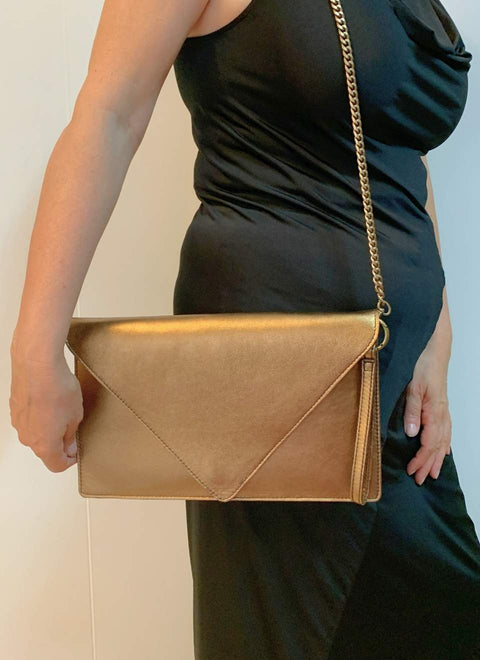 Clutch Dorado Sobre con Cadena