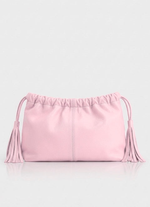 Bolso de mano en piel rosa o clutch, con adorno de ceñido en la parte superior y con tiras de pel terminadas con flecos