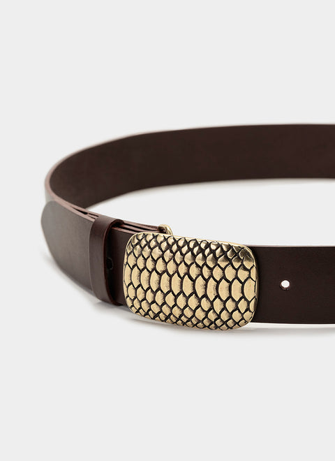 Detalle de la hebilla dorada con grabado tipo escamas de serpiente. Acabado vintage con textura refinada, fabricada en zamak hipoalergénico y libre de níquel.