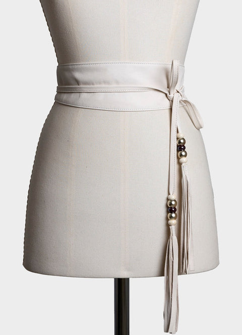 cinturón fajín para mujer en piel blanco con flecos y bolitas de cristal