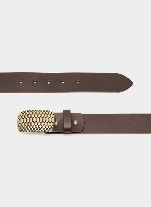 Cinturón de cuero marrón oscuro extendido, con líneas limpias y hebilla dorada con textura. Estilo formal y casual con carácter atemporal.