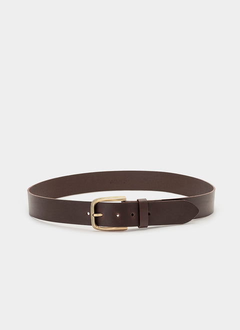 Cinturón de cuero marrón oscuro para hombre, visto de frente, con hebilla cuadrada dorada envejecida. Diseño artesanal, elegante y resistente, ideal para uso diario o looks de vestir.