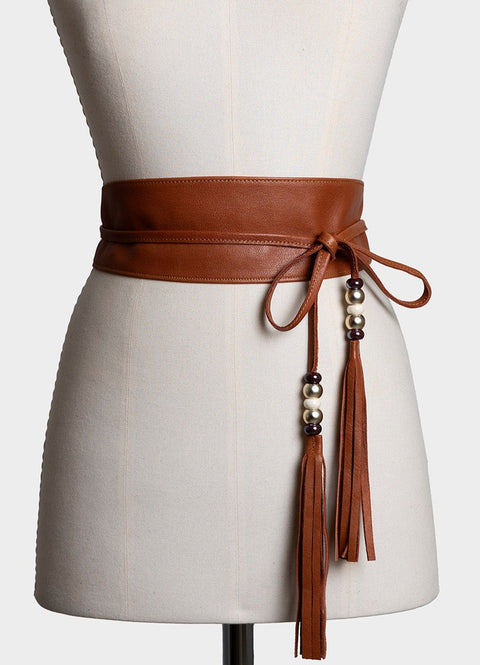 cinturón anudado en piel de cordero de color marrón claro con adorno de flecos