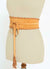 Cinturó ancho fajín de ante color camel y con borlas, anudado sobre maniquí