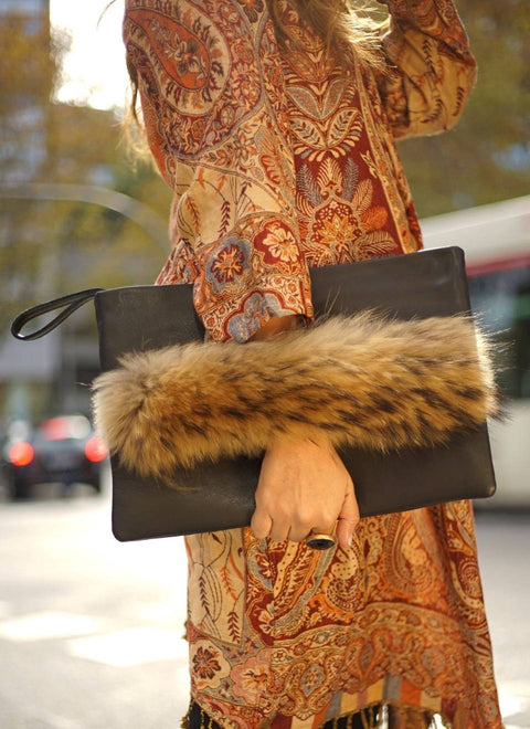 Modelo con cartera de mano mujer marrón asa pelo