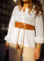 Cinturón ancho de piel estilo boho en color camel. La modelo lleva este fajín obi belt anudado en la cintura.